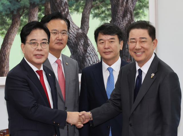 더불어민주당 김병기 원내대표, 국민의힘 송언석 원내대표가 10일 서울 여의도 국회에서 회동을 갖고 있다. 연합뉴스