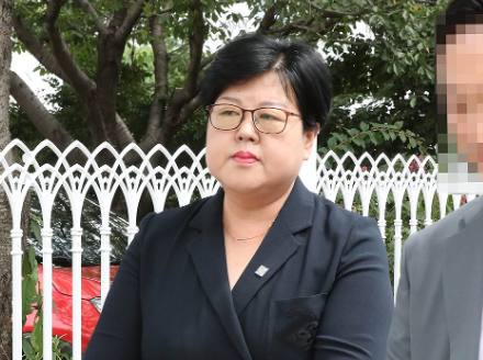 이태원 참사 유가족과 화물연대 조합원을 비하하는 글을 올린 혐의(모욕)로 기소된 김미나 창원시의원이 2023년 8월 31일 오전 경남 창원시 마산합포구 창원지법 마산지원에서 열린 공판을 마치고 걸어가고 있다. 연합뉴스