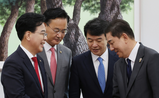 더불어민주당 김병기 원내대표, 국민의힘 송언석 원내대표가 10일 서울 여의도 국회에서 회동을 갖고 있다. 연합뉴스