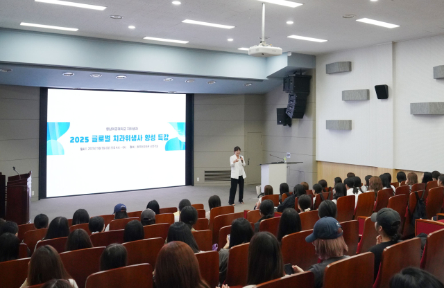 김선경 대표가 영남이공대에서 글로벌 치과위생사 양성 특강을 진행하고 있다. 영남이공대 제공