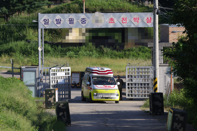 10일 오후 경기도 파주시 육군 모 부대에서 훈련 중 폭발 사고가 일어나 구급차가 위병소를 통과하고 있다. 연합뉴스
