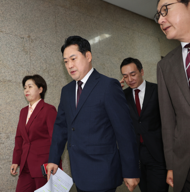 국민의힘 장동혁 대표가 11일 서울 여의도 국회에서 열린 최고위원회의에 참석하기 위해 이동하고 있다. 연합뉴스