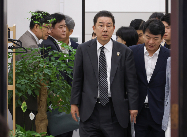 더불어민주당 김병기 원내대표가 11일 서울 여의도 국회에서 열린 정책조정회의에 굳은 표정으로 입장하고 있다. 이날 회의 시작 전 전날 여야가 합의해 발표한 특검법 개정안 수정안과 관련해 