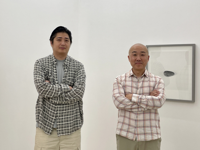 전시장에 만난 고려명(왼쪽), 황인모 작가. 이연정 기자