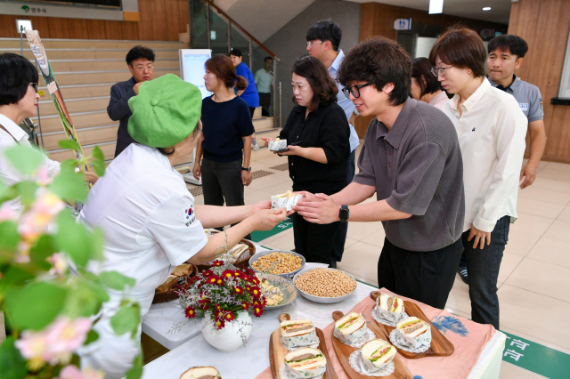 부석태 가공식품과 슈퍼버거 시식회가 마련된 시청 현관을 지나던 직원들이 슈퍼버거를 받기 위해 줄을 서서 기다리고 있다. 영주시 제공