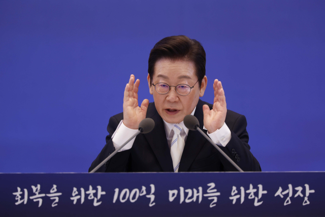이재명 대통령이 11일 청와대 영빈관에서 열린 취임 100일 기자회견에서 취재진 질문에 답변하고 있다. 연합뉴스