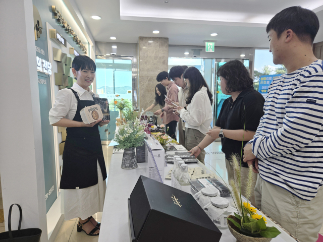 손주현 영주 두부마을 대표가 출근길 시청 직원들에게 부석태 가공식품에 대해 설명하고 있다. 마경대 기자