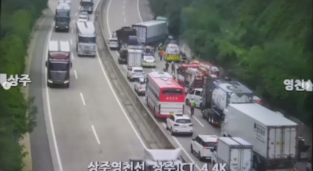 11일 상주영천고속도로에서 발생한 5중 추돌사고 현장