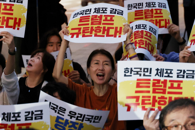촛불행동, 한국대학생진보연합, 국민주권당 등 관계자들이 8일 서울 종로구 대한민국역사박물관 앞에서 우리 국민 체포 감금한 트럼프 규탄 및 석방 촉구대회를 하고 있다. 지난 4일 미국 이민세관단속국(ICE)은 조지아주 서배너에 위치한 현대차그룹-LG에너지솔루션 합작 배터리 공장 건설 현장에서 불법 체류자 단속을 벌여 한국인 근로자 300여 명을 체포·구금했다. 연합뉴스