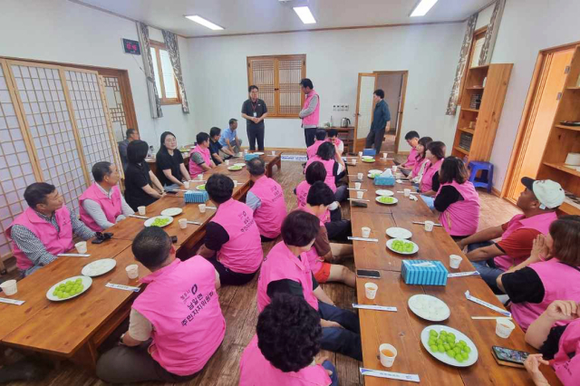 지난 10일 청주시 남일면 주민자치위원회(위원장 정상형) 대표자와 관계 공무원 20여 명이 산불 피해를 입은 청송군 파천면 덕천1리 전통마을을 방문했다. 청송군 제공