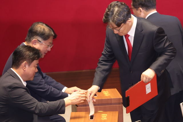 불법 정치자금 수수 혐의를 받는 국민의힘 권성동 의원이 11일 국회 본회의에서 자신의 체포동의안에 대해 투표하고 있다. 불체포특권 포기 의사를 밝힌 바 있는 권 의원이 
