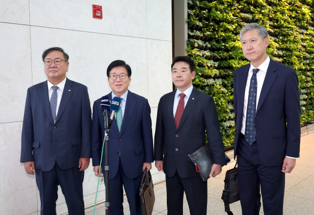 박병석 전 국회의장, 더불어민주당 김태년·박정 의원, 노재헌 동아시아문화재단 이사장 등 대통령 중국 특사단이 24일 인천국제공항 제1여객터미널을 통해 중국으로 출국하고 있다. 연합뉴스
