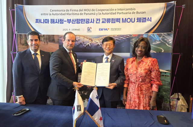 지난 10일 열린 부산항만공사와 파나마해사청의 업무협약 체결식에서 (왼쪽 두 번째부터) 하비에르 마르디네쓰-아차 바스께스 파나마 외무부 장관과 송상근 부산항만공사 사장이 기념촬영을 하고 있다. [사진=BPA]