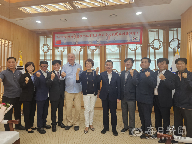 중국 칭다오시 올림픽요트도시발전촉진회 관계자들과 포항시 관계자들이 11일 교류 협력 간담회를 진행한 후 함께 기념촬영을 하고 있다. 신동우 기자