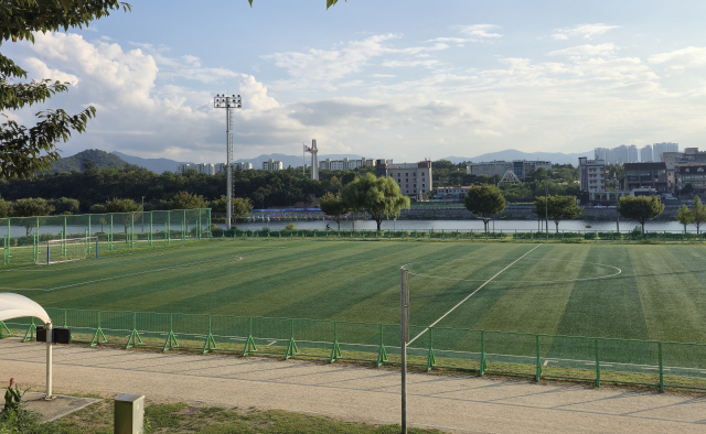 금호강르네상스에 밀려…동촌둔치 축구장 2년 만에 폐장?
