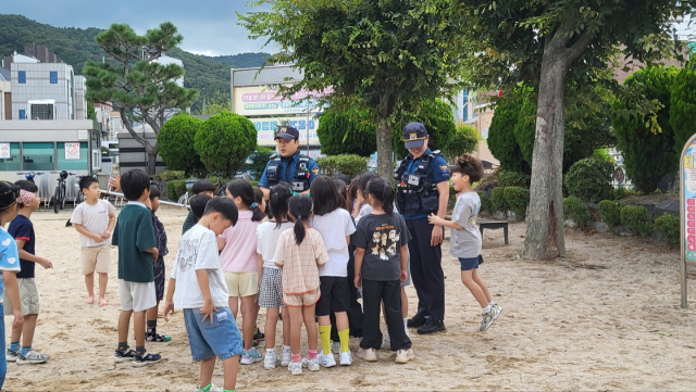 경북경찰청 소속 경찰관들이 아동 유인 시도 사건과 관련 주민 불안감을 해소하기 위해 직접 학교를 찾아가 순찰 및 홍보활동을 펼치고 있다. 경북경찰청 제공