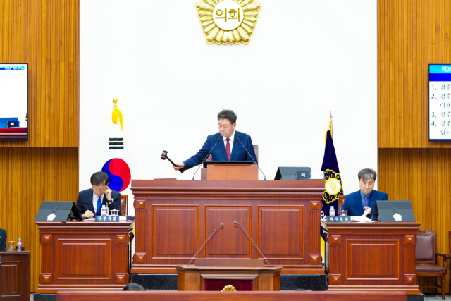 경북 경주시의회 이동협 의장이 11일 본회의장에서 제292회 임시회 제2차 본회의를 열고 임시회 일정을 마무리하며 의사봉을 치고 있다. 경주시의회 제공