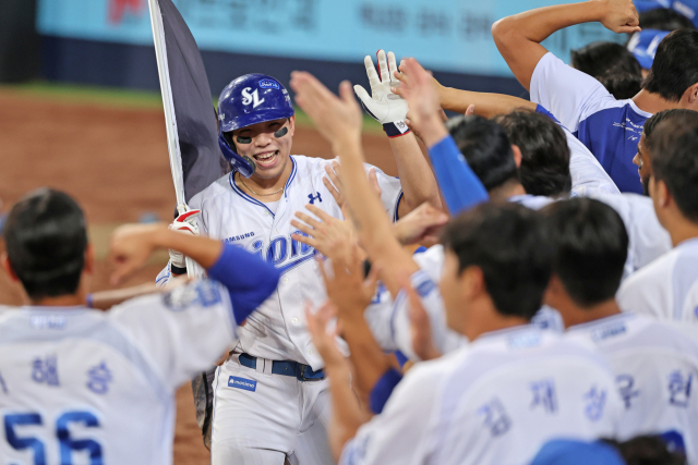 삼성 라이온즈의 김영웅이 11일 대구에서 열린 SSG 랜더스와의 경기 4회말 솔로 홈런을 친 뒤 덕아웃으로 들어오자 동료들이 반겨주고 있다. 삼성 제공