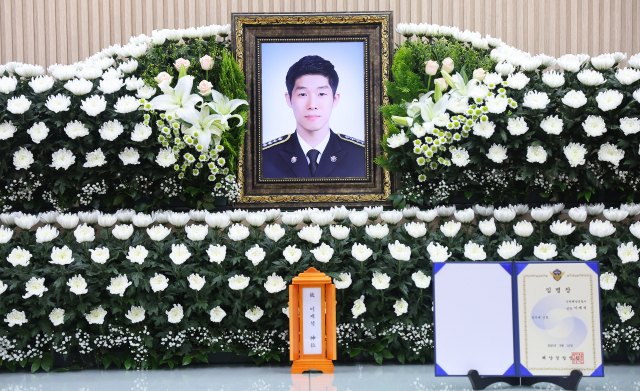 11일 인천 동구의 한 장례식장에 갯벌 고립 노인에 구명조끼 벗어주고 숨진 해경 고(故) 이재석 경장 빈소가 마련되어 있다. 이 경장은 이날 오전 3시 30분께 인천 옹진군 영흥도 갯벌에서 70대 A씨가 고립됐다는 신고를 받고 현장에 투입돼 구조 작업 중 실종됐다. 연합뉴스