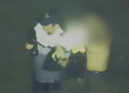 이 경사가 자신의 구명조끼를 벗어 구조자에게 건네는 모습. 인천해양경찰서 제공