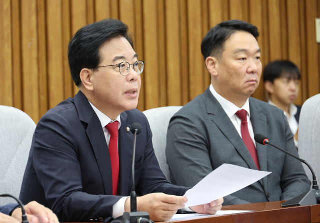 국민의힘 송언석 원내대표가 12일 서울 여의도 국회에서 열린 원내대책회의에서 발언하고 있다. 연합뉴스