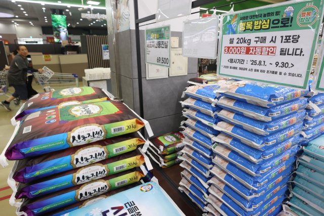 농림축산식품부가 쌀 소비자 가격 할인 지원을 20㎏당 3천원에서 5천원으로 늘리기로 했다고 밝혔다. 또 정부관리 양곡 가공용 쌀을 5만t(톤) 범위에서 추가 공급한다. 사진은 5일 서울의 한 대형마트 쌀 매장 모습. 연합뉴스