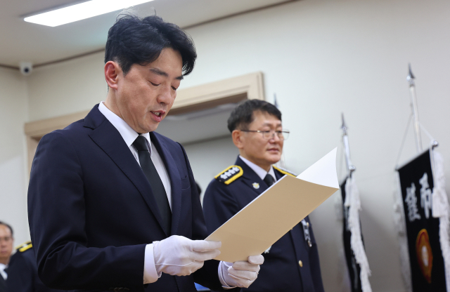 강훈식 대통령비서실장 12일 인천 동구의 한 장례식장에 마련된 해양경찰관 고(故) 이재석 경사 빈소를 찾아 이재명 대통령의 조전을 대독하고 있다. 이 경사는 지난 11일 인천 옹진군 영흥도 갯벌에 고립된 70대 A씨를 구조하는 과정에서 자신이 착용했던 구명조끼를 A씨에게 입혀준 뒤 함께 헤엄쳐 나오다 실종됐다. 연합뉴스