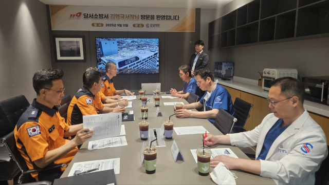 달서소방서와 삼일병원 관계자들이 추석 연휴를 앞두고 화재 예방 및 안전관리 강화를 위한 간담회를 진행하고 있다.