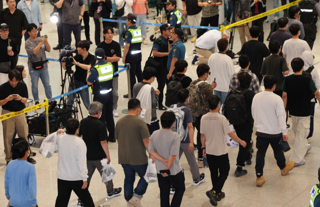 미국 이민당국에 의해 조지아주에 구금됐던 한국인 근로자들이 12일 인천국제공항 제2여객터미널 입국장을 나서고 있다. 연합뉴스