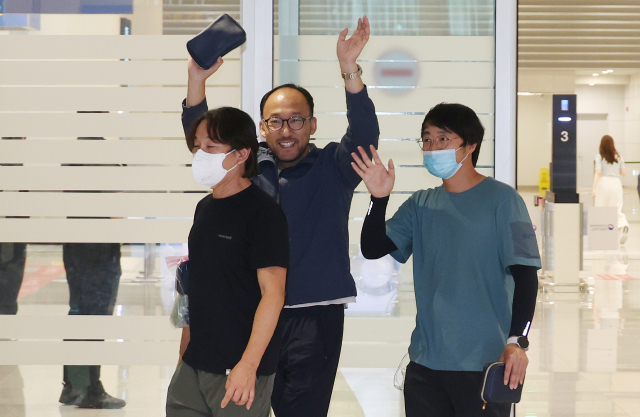 미국 이민당국에 의해 조지아주에 구금됐던 한국인 근로자들이 12일 인천국제공항 제2여객터미널 입국장을 나서고 있다. 연합뉴스
