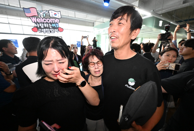 미국 이민당국에 의해 조지아주에 구금됐던 LG앤솔 직원 조영휘 씨가 12일 인천국제공항 제2여객터미널을 통해 귀국한 뒤 주차장에서 가족과 만나고 있다. 연합뉴스