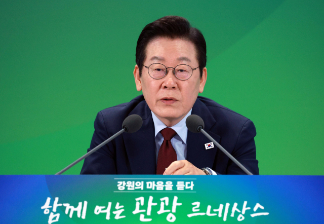 이재명 대통령이 12일 강원도 춘천시 강원창작개발센터에서 열린 지역 토론회 