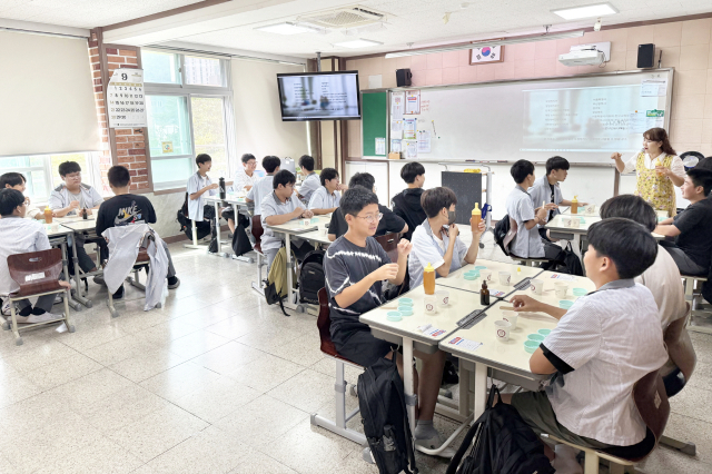 청송군 보건의료원(원장 윤홍배)은 아토피·천식 예방관리사업의 하나로 지난 8일 청송중학교에서 