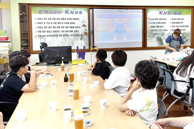 청송군 보건의료원(원장 윤홍배)은 아토피·천식 예방관리사업의 하나로 지난달 27일 안덕초등학교에서 