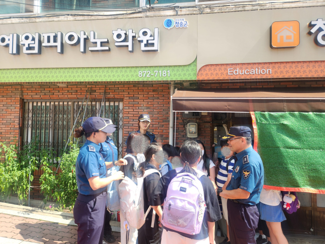 청송경찰서(서장 김택수)는 최근 전국 초등학교 주변에서 학생들을 대상으로 한 납치·유괴 시도 사건이 발생함에 따라, 안전한 어린이 등·하굣길 조성을 위한 범죄 예방 활동을 강화하고 있다. 청송경찰서 제공