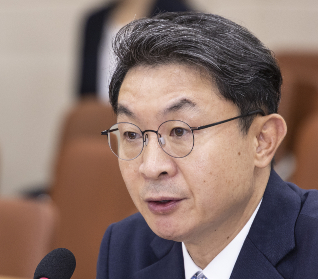 이억원 금융위원장 후보자가 2일 국회 정무위원회에서 열린 인사청문회에 출석해 의원 질의에 답하고 있다. 연합뉴스