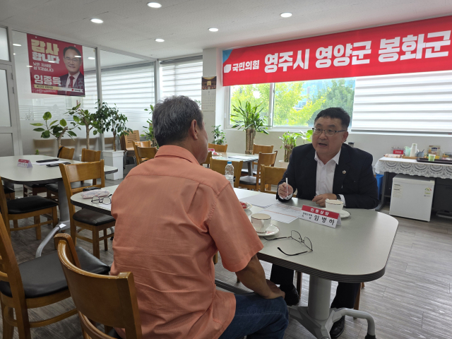 임병하 경북도의원이 민원실을 찾은 시민과 상담을 하고 있다. 마경대 기자