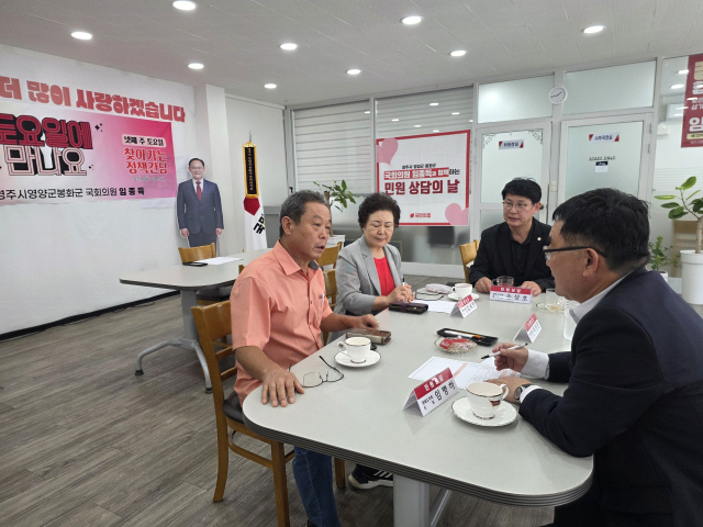 손성호·김세현 영주시의원과 임병하 경북도의원이 민원인과 상담을 벌이고 있다. 마경대 기자