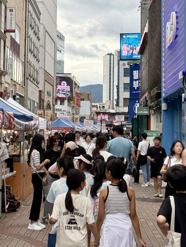 13일 오후 대구 동성로가 디저트 축제를 즐기려는 시민들로 활기를 되찾은 모습이었다. 구민수 기자