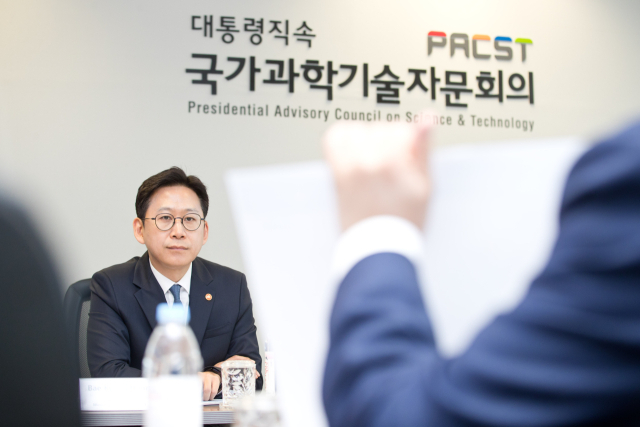 배경훈 과학기술정보통신부 장관이 11일 서울 종로구 광화문 교보빌딩 국가과학기술자문회의 중회의실에서 사야사트 누르벡 카자흐스탄 과학고등교육부 장관과 면담하고 있다. 연합뉴스