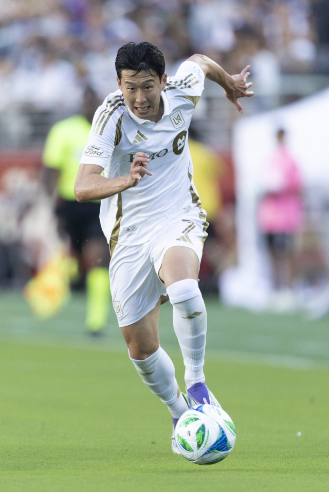 LAFC의 손흥민이 14일 미국 캘리포니아주 새너제이에서 열린 MLS 새너제이와의 경기에 출전해 드리블을 시도하고 있다. 연합뉴스