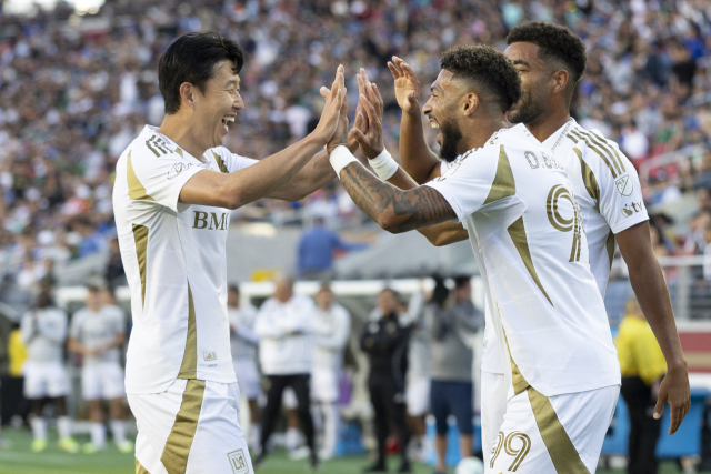 LAFC의 손흥민이 14일 미국 캘리포니아주 새너제이에서 열린 MLS 새너제이와의 경기에 출전해 선제골을 터뜨린 뒤 동료들과 기쁨을 나누고 있다. 연합뉴스