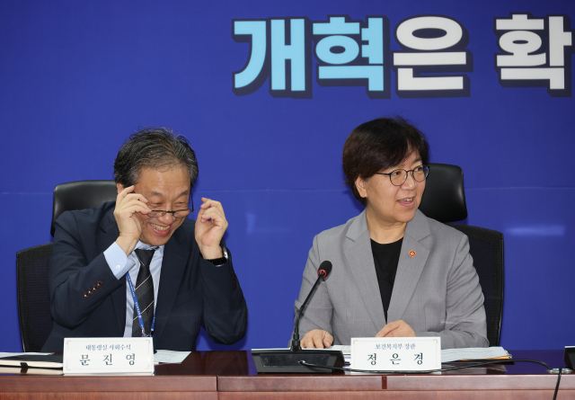 정은경 보건복지부 장관과 문진영 대통령실 사회수석이 4일 서울 여의도 국회 의원회관에서 열린 당정대 협의에 참석해 있다. 연합뉴스