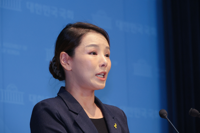 조국혁신당 강미정 대변인이 4일 서울 여의도 국회 소통관에서 당내 성비위 의혹과 관련한 탈당 기자회견을 하고 있다. 연합뉴스