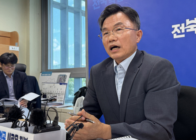 김형우 전북특별자치도 건설교통국장이 11일 도청 브리핑을 통해 새만금 국제공항 개발사업 기본계획 취소 소송에서 국토교통부가 패소한 데 대한 입장을 밝히고 있다. 연합뉴스