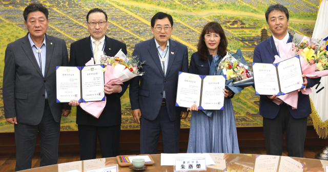 경주시는 12일 일본 나라시 시민 3명에게 경주시 명예시민증을 수여했다. 사진 왼쪽부터 이동협 경주시의회의장, 카지 요시히로, 주낙영 경주시장, 아사히로 요시코, 와다 요우스케 씨가 기념 촬영을 하고 있다. 경주시 제공