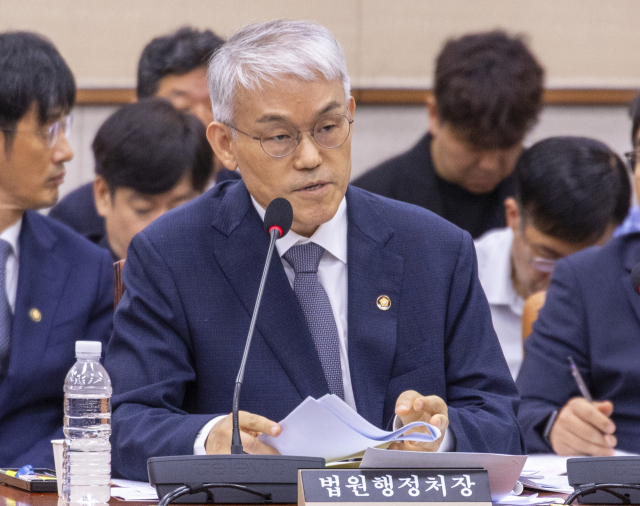 천대엽 법원행정처장이 4일 국회에서 열린 법제사법위원회 전체 회의에서 내란사건에 특별재판부 설치에 대한 법원의 입장을 설명하고 있다. 연합뉴스