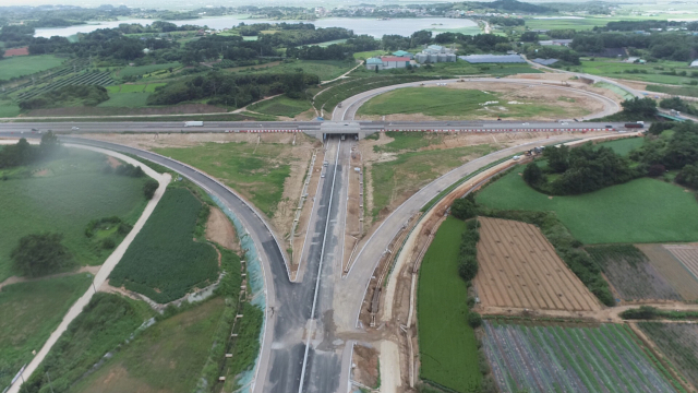 국토교통부와 한국도로공사는 12일 새만금-전주 고속도로 4공구 건설현장에서 