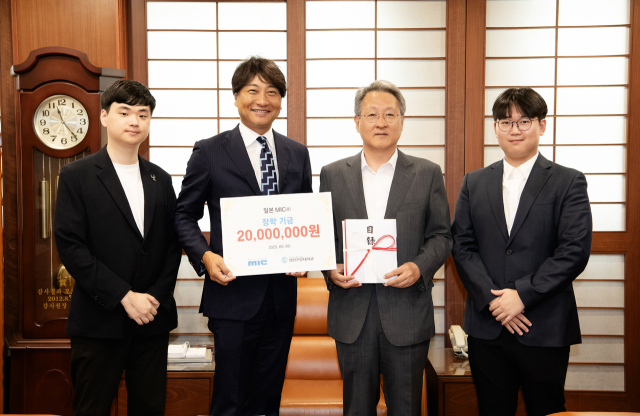 영진전문대 출신으로 재직 중인 일본 ㈜MIC가 모교에 장학금 기탁에 나서자 함께 한 장성규(맨 왼쪽), 문태호(맨 오른쪽) 씨가 이 회사 카와이 카츠야 대표(왼쪽에서 두 번째), 최재영 총장과 기념사진을 찍고 있다. 영진전문대 제공