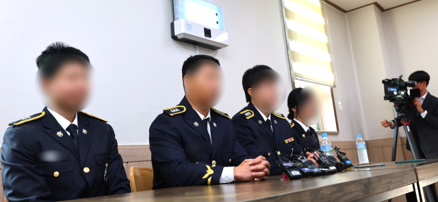 갯벌에 고립된 노인을 혼자 구하려다 숨진 고(故) 이재석 경사 팀원들인 인천해양경찰서 영흥파출소 직원들이 15일 오전 이 경사 발인을 앞두고 인천 동구의 한 장례식장에서 기자회견을 하고 있다. 연합뉴스